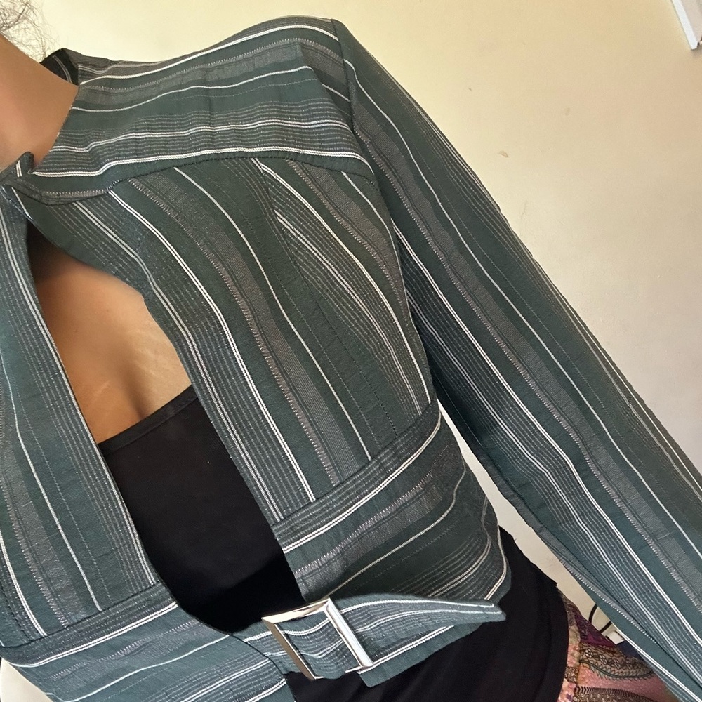 Incredibly slimming, cool and stylised crop jacket - Picture 2 of 7